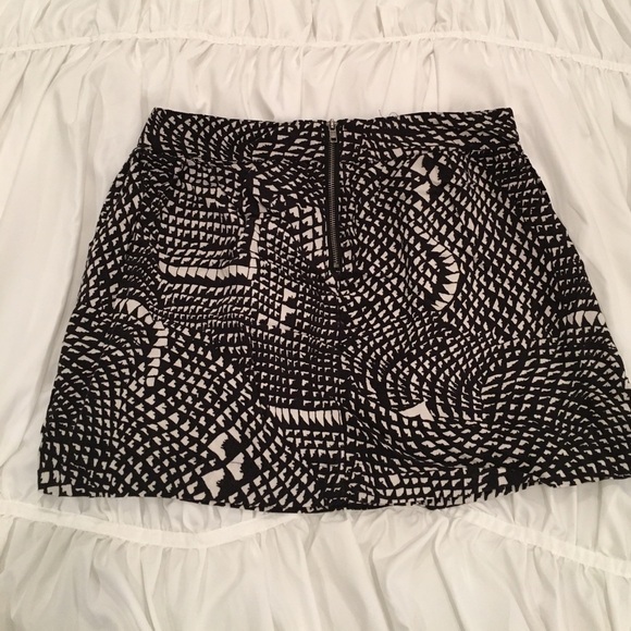 FOREVER 21  Black & Cream Tribal Print Mini-Skirt Size L - Picture 3 of 4